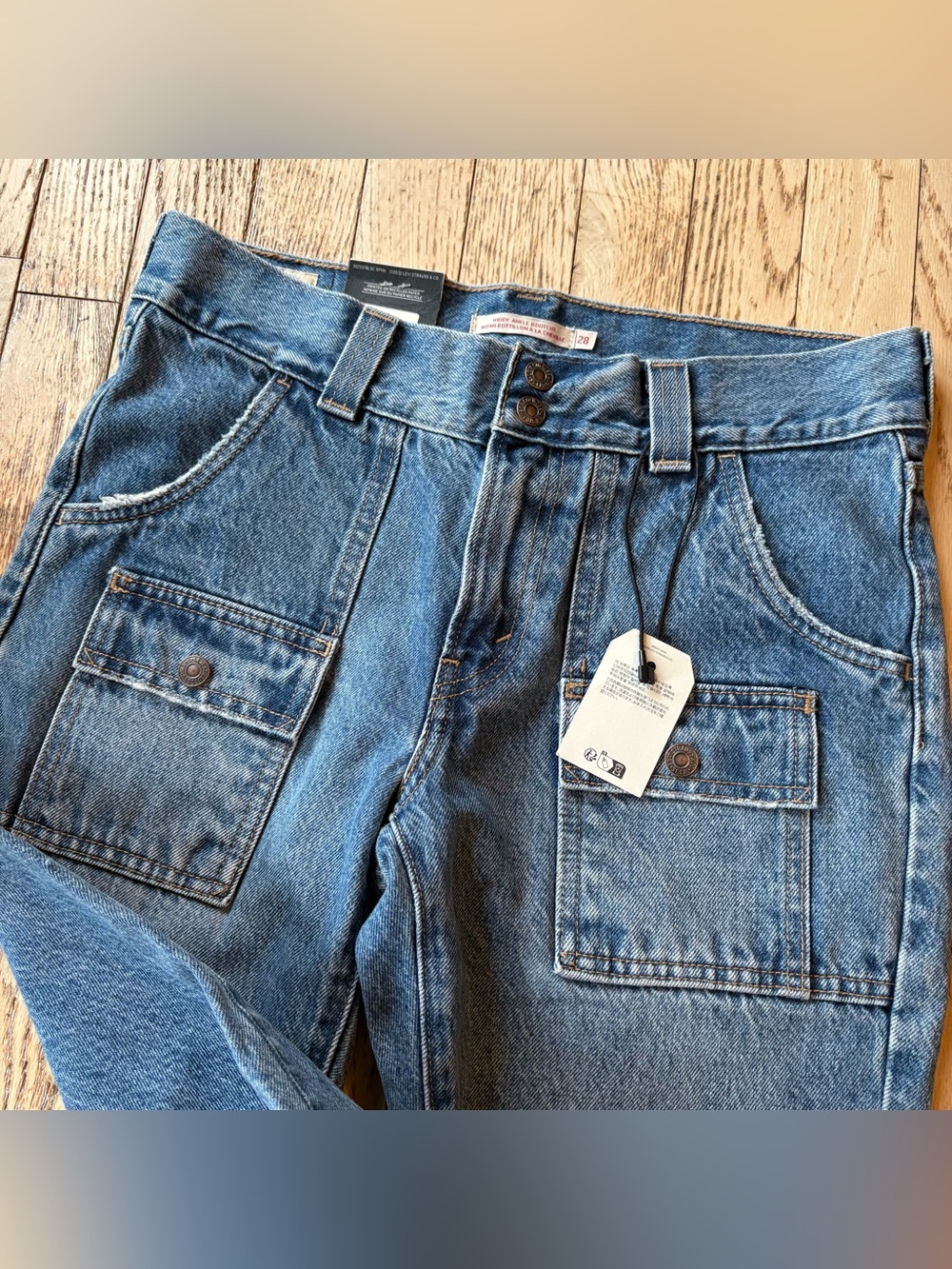 NWT Levi’s Premium Middy Ankle Bootcut Utility Cargo Jeans | Size 28 - Picture 2 of 7